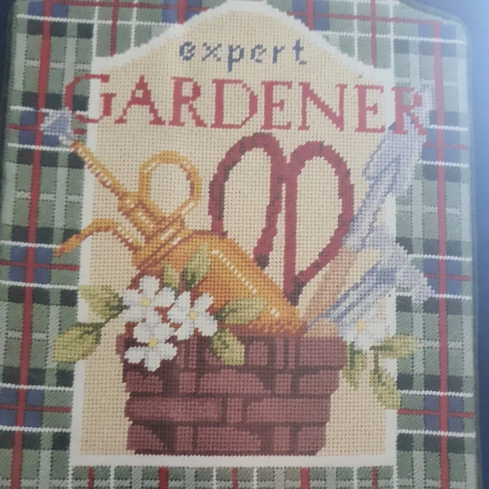 Vintage Simplicity Needlepoint Expert Gardener Plaque Kit Canvas Wool Yarn 05703